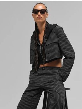 Alo Yoga Cropped Pinstripe Main Character Full Zip Jacket - Black/Titanium